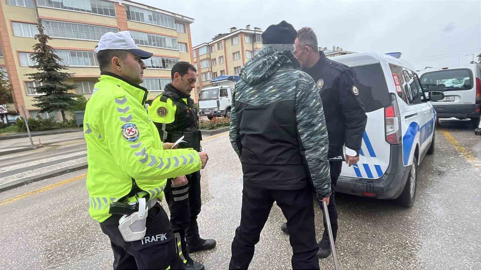 ehliyeti-iptal-edilen-surucu-yasli-kadina-carpti