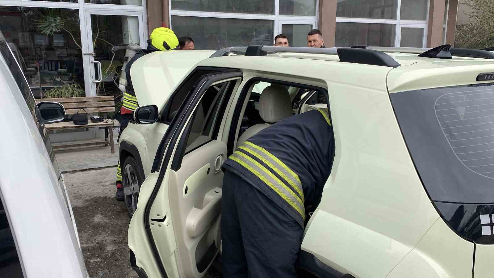 elektrikli-aractan-dumanlar-yukseldi-nedeni-bulunamayinca-cekiciyle-goturuldu