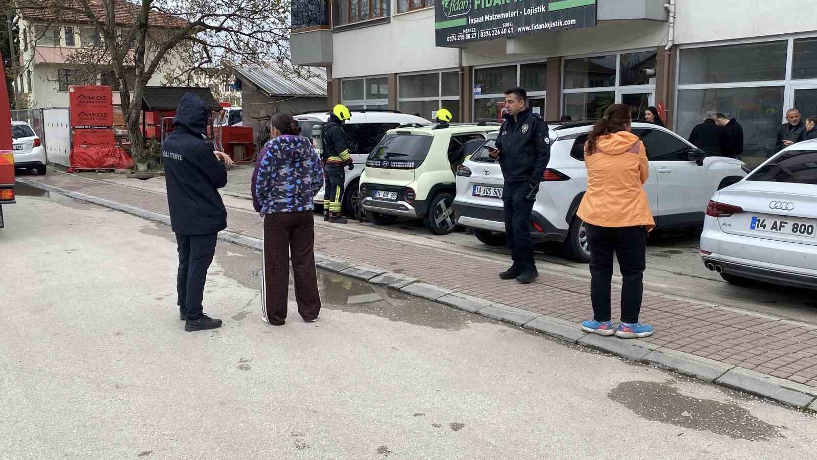 elektrikli-aractan-dumanlar-yukseldi-nedeni-bulunamayinca-cekiciyle-goturuldu