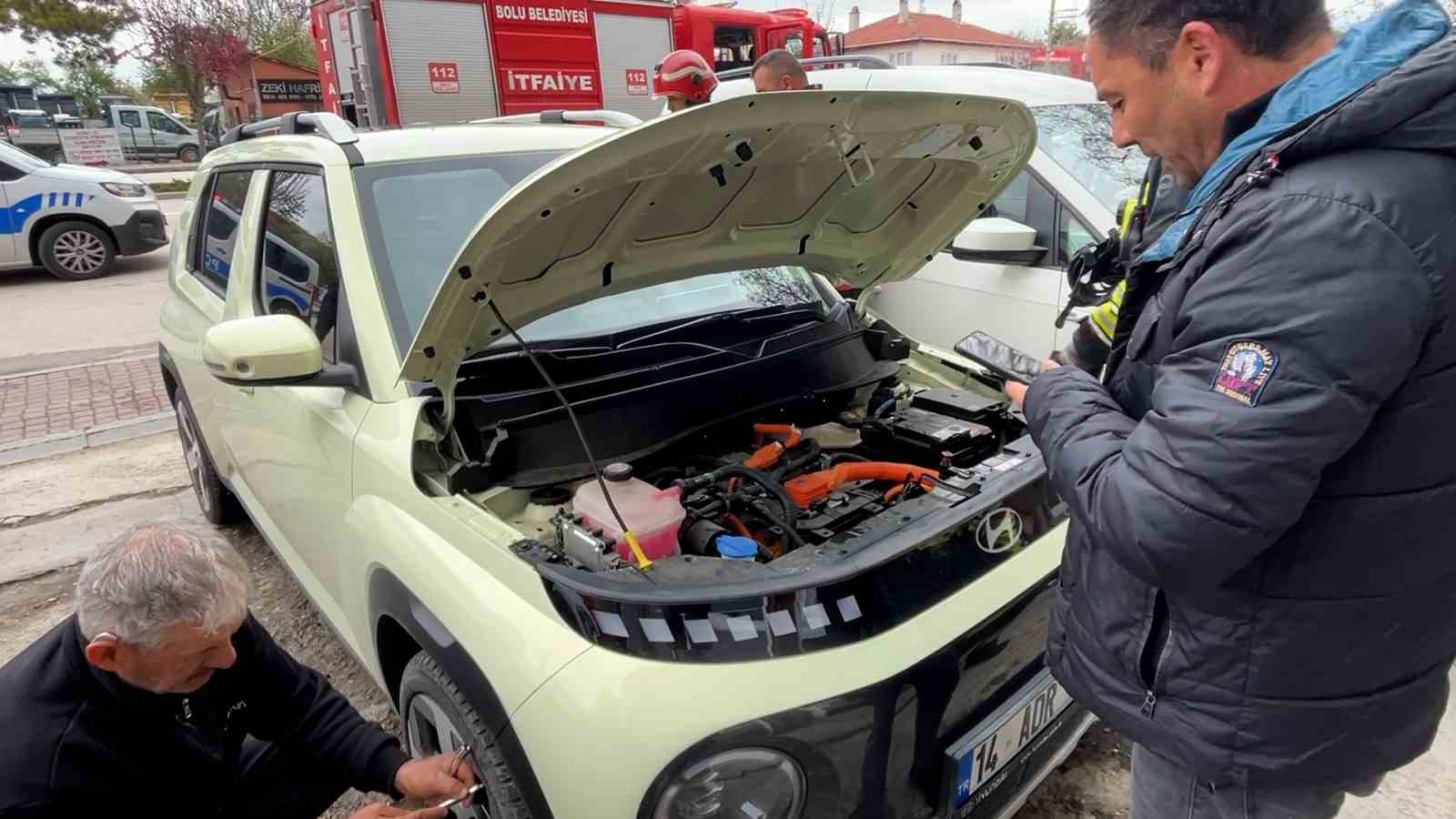 elektrikli-aractan-dumanlar-yukseldi-nedeni-bulunamayinca-cekiciyle-goturuldu