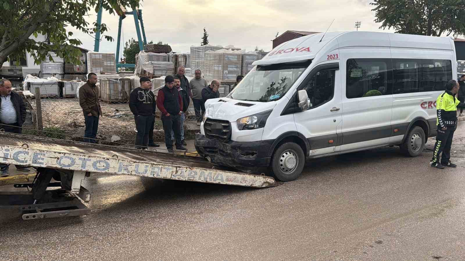 erbaada-iki-servis-minibusu-carpisti-10-yarali