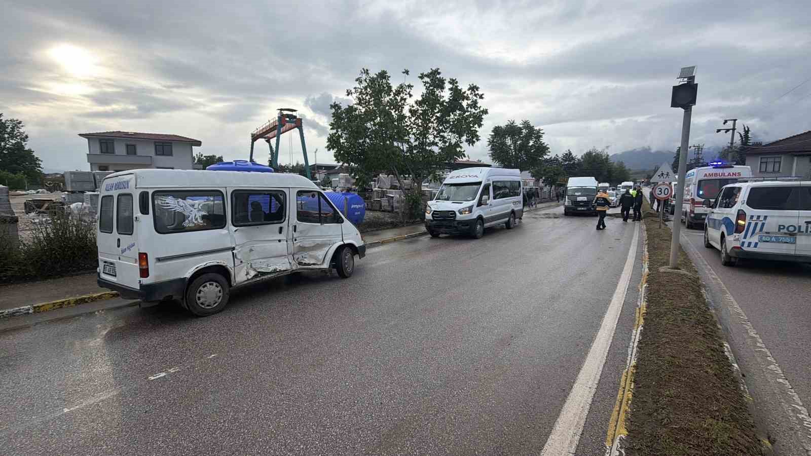 erbaada-iki-servis-minibusu-carpisti-10-yarali