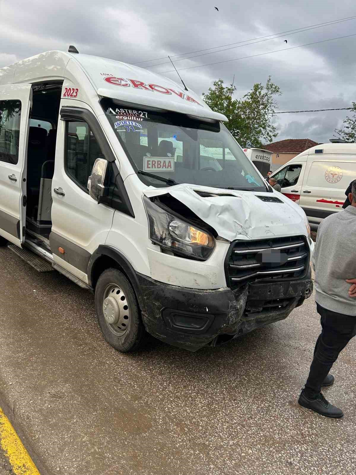 erbaada-iki-servis-minibusu-carpisti-10-yarali