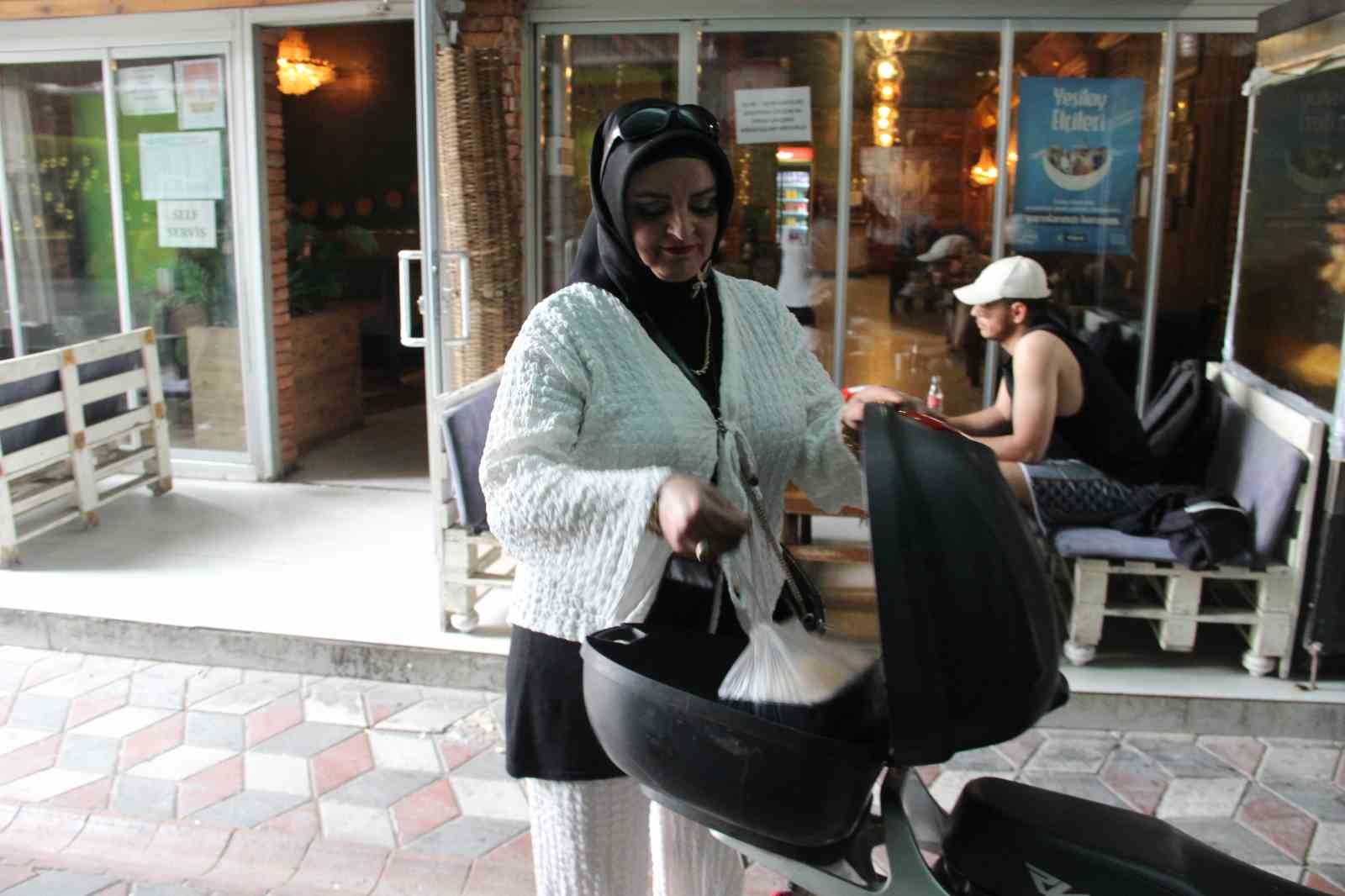 evde-anne-sokakta-motokurye-azmiyle-ornek-oluyor