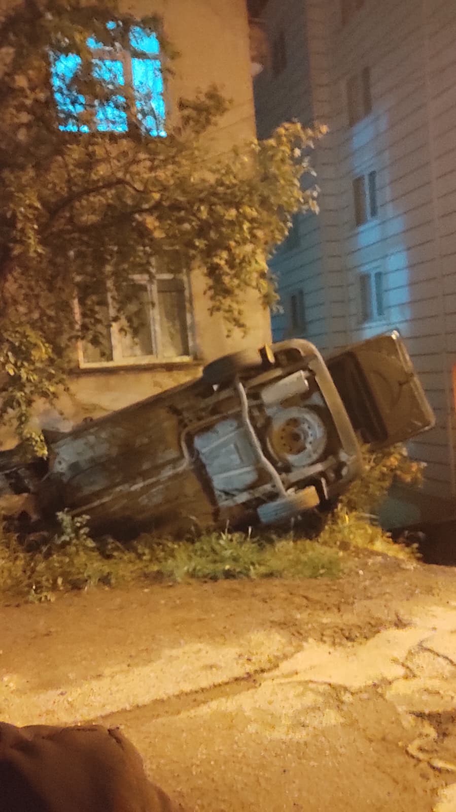 freni-bosalan-arac-apartman-bosluguna-dustu