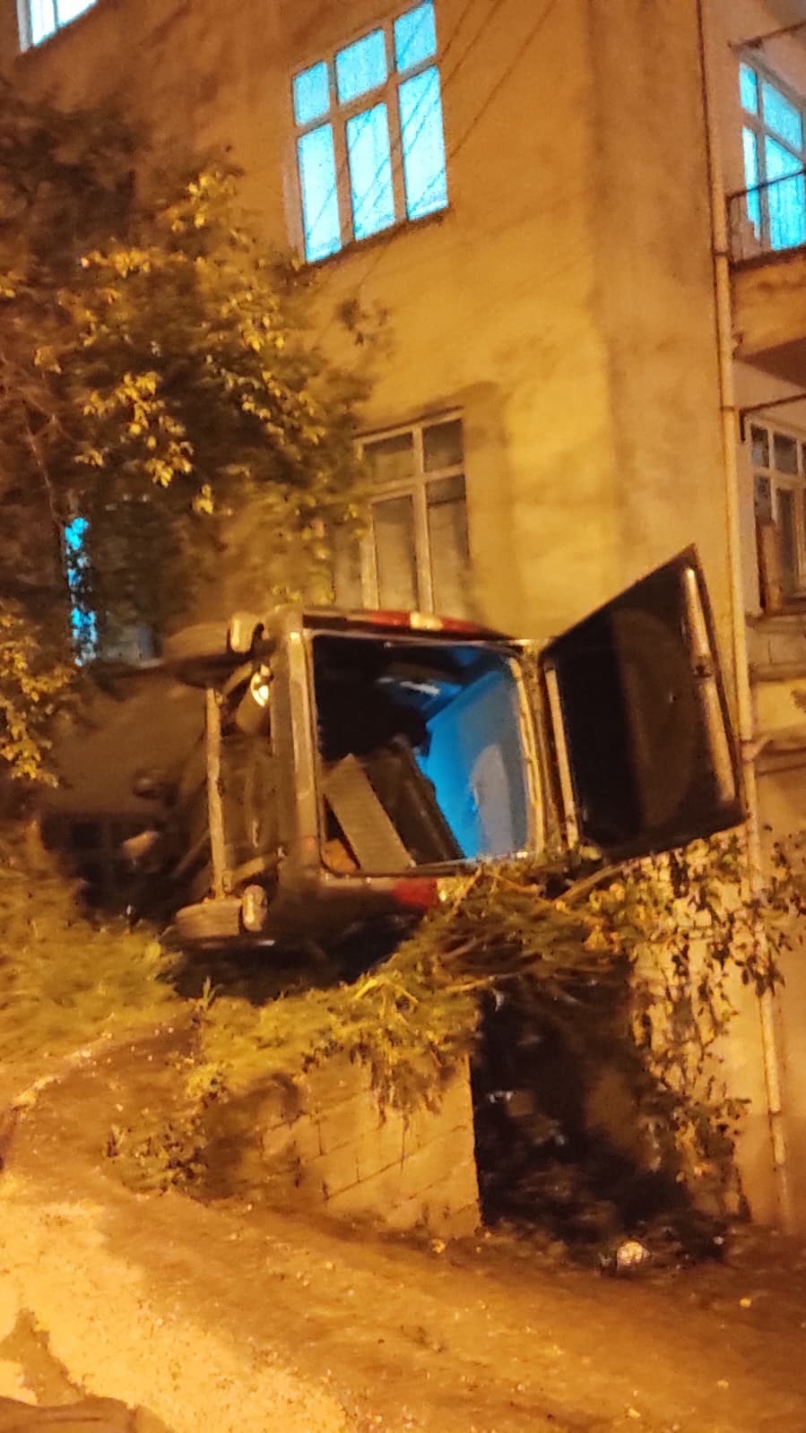 freni-bosalan-arac-apartman-bosluguna-dustu