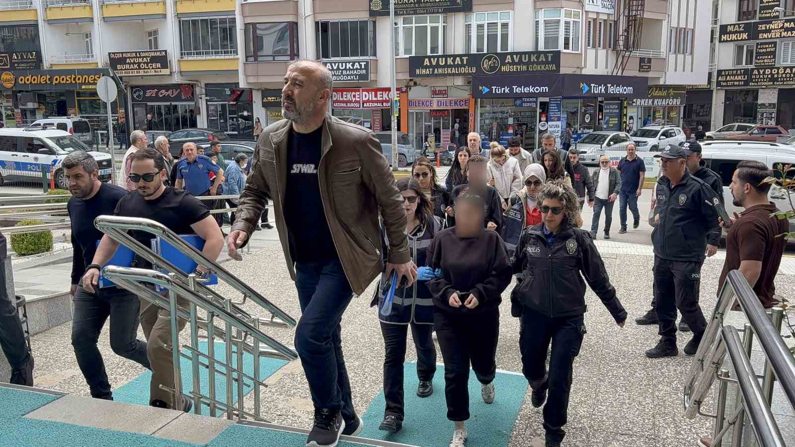 guzellik-salonunda-mobil-bankacilik-tuzagi-musterilerinin-adina-kredi-ceken-sebeke-cokertildi