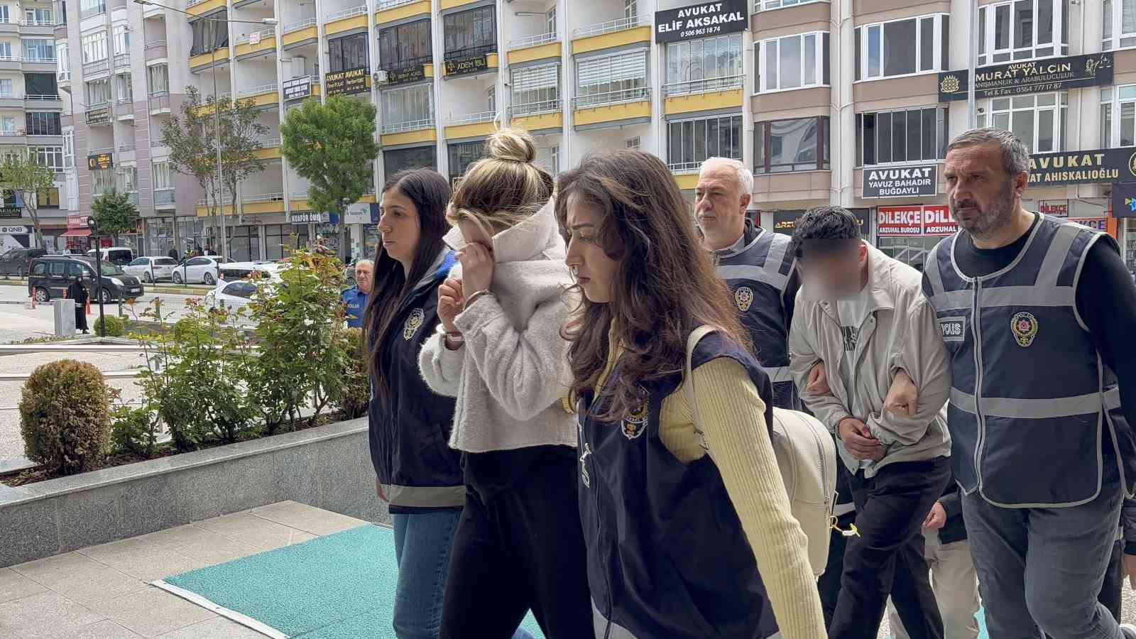 guzellik-salonunda-mobil-bankacilik-tuzagi-musterilerinin-adina-kredi-ceken-sebeke-cokertildi