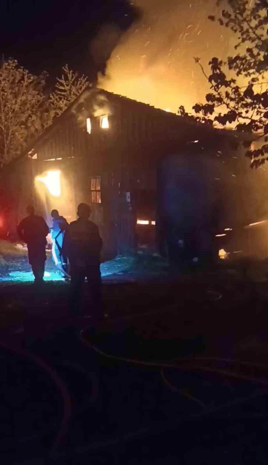 karabukte-korkutan-yangin-2-ev-ve-samanlik-kul-oldu