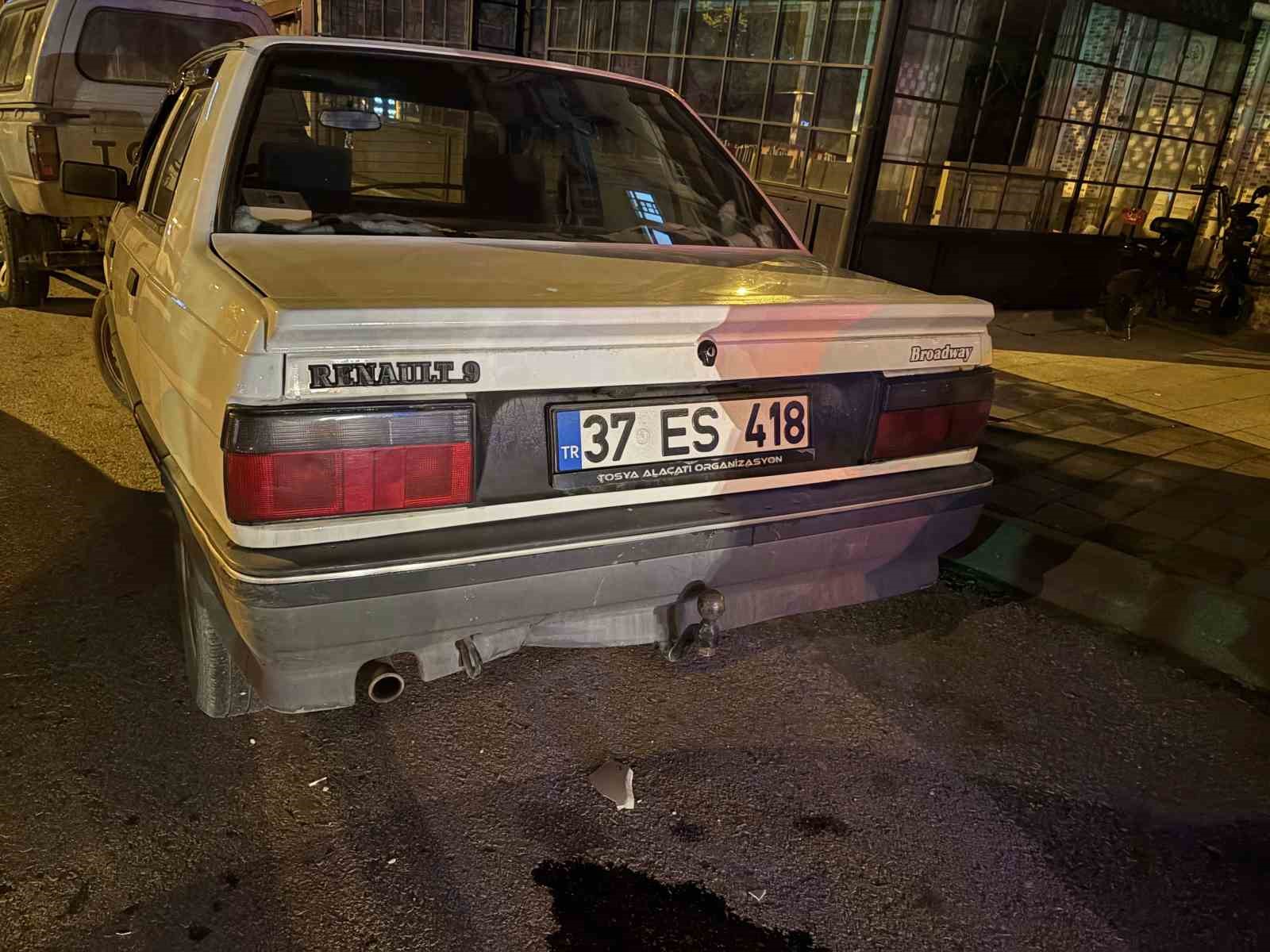 kastamonuda-motosiklet-park-halindeki-otomobile-carpti-1-yarali