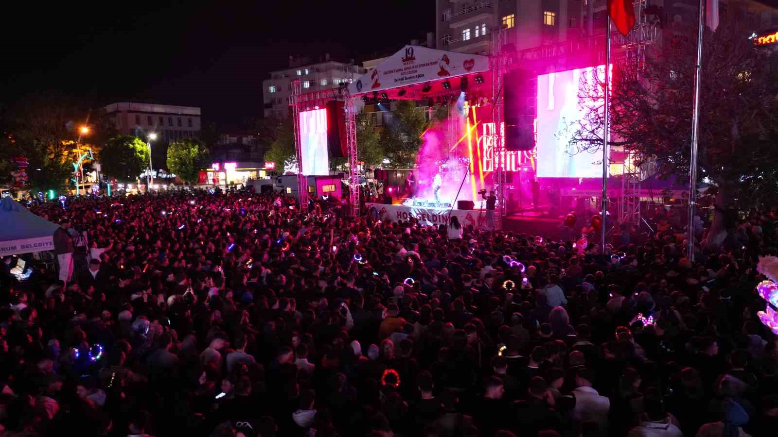 konser-alaninda-genclik-coskusu