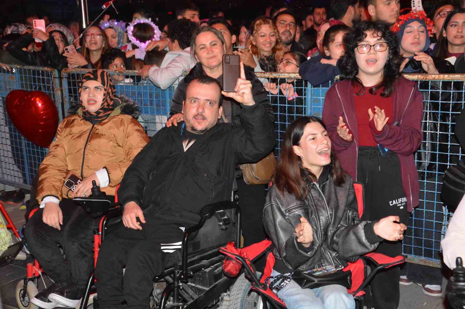 konser-alaninda-genclik-coskusu