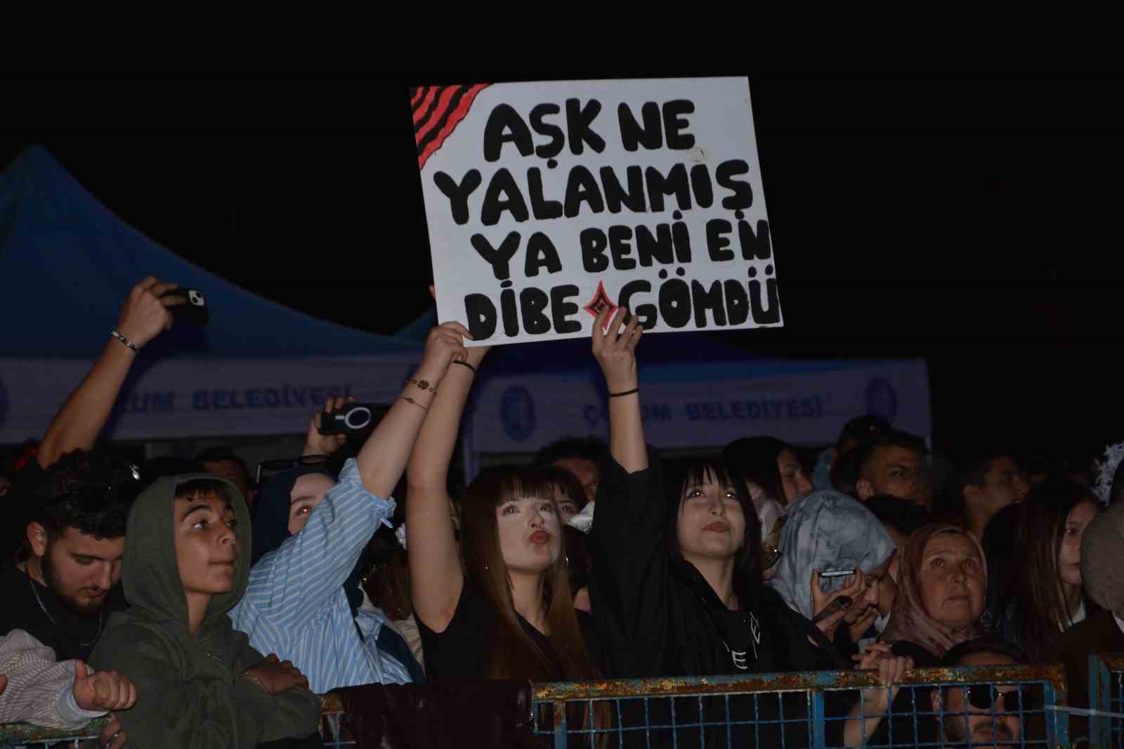 konser-alaninda-genclik-coskusu