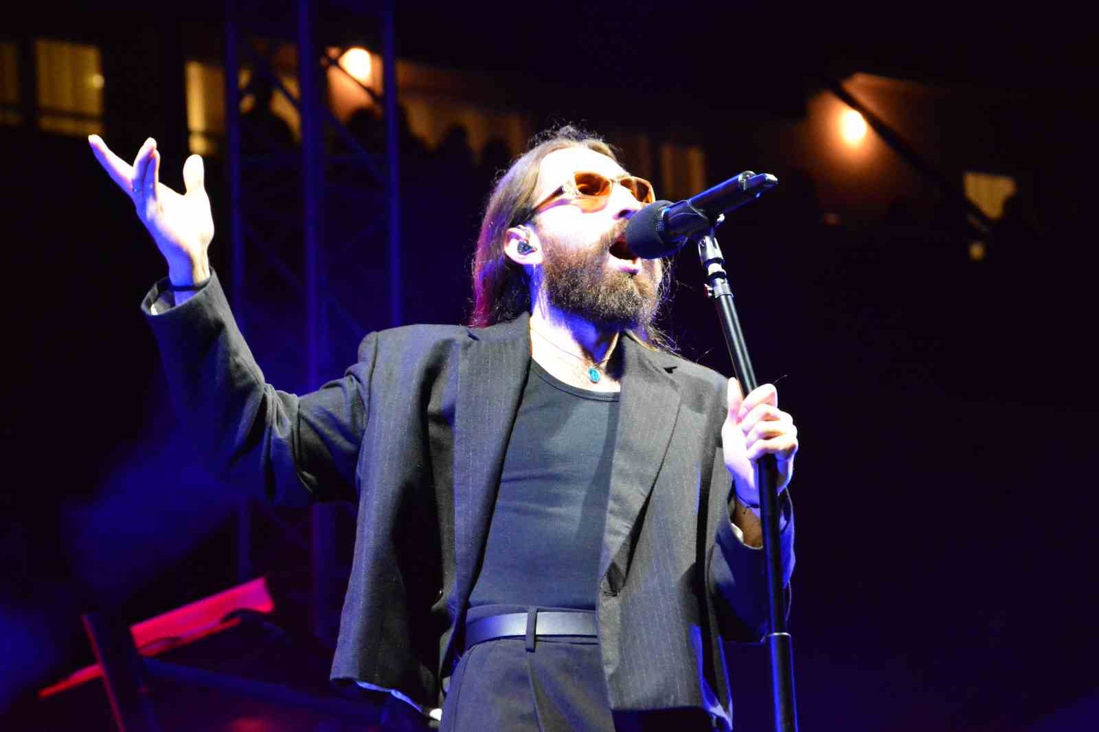 konser-alaninda-genclik-coskusu