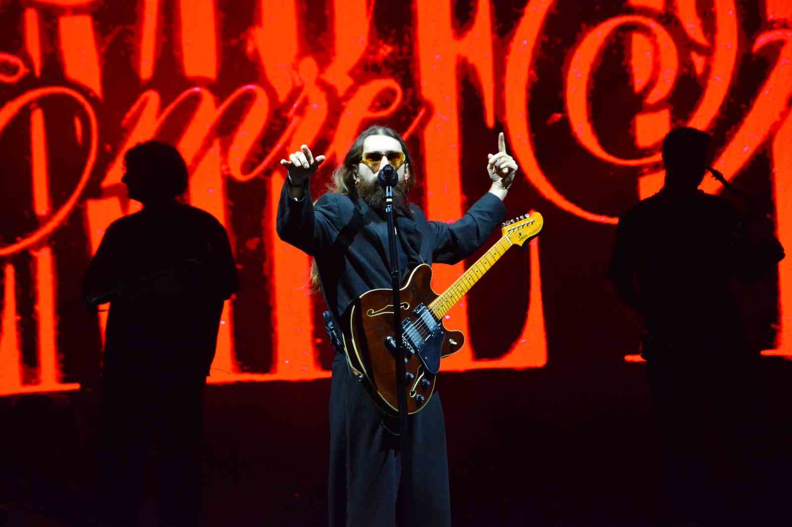 konser-alaninda-genclik-coskusu