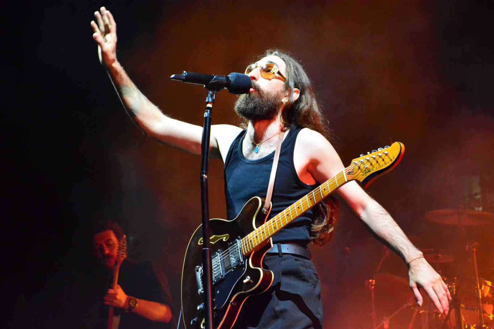 konser-alaninda-genclik-coskusu