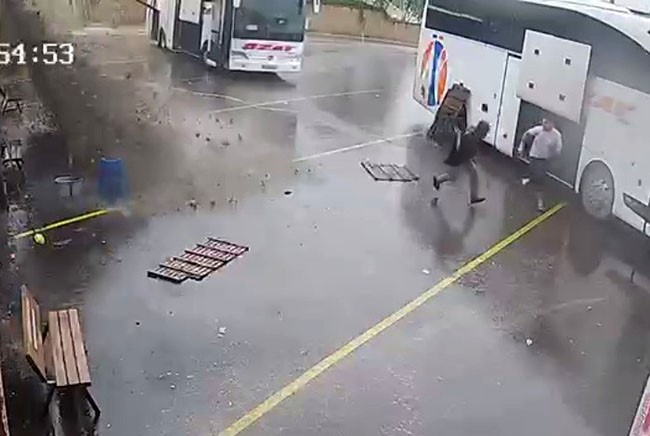 otobus-perondan-cikti-saniyeler-sonra-toprak-kaymasi-oldu-gorevli-ise-son-anda-kacti
