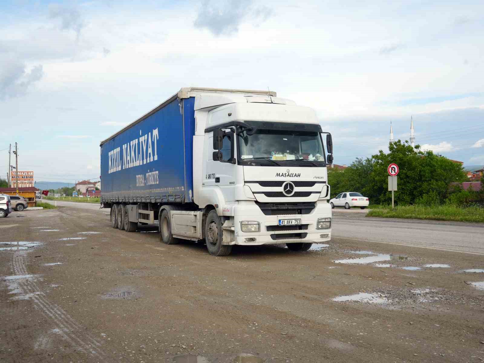 otomobil-park-halindeki-tira-carpti-2-kisi-yaralandi-tir-soforu-kalp-krizi-gecirdi