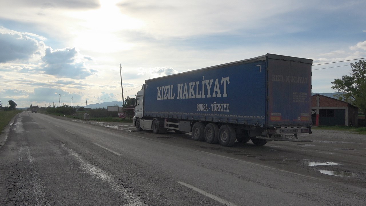 otomobil-park-halindeki-tira-carpti-2-kisi-yaralandi-tir-soforu-kalp-krizi-gecirdi