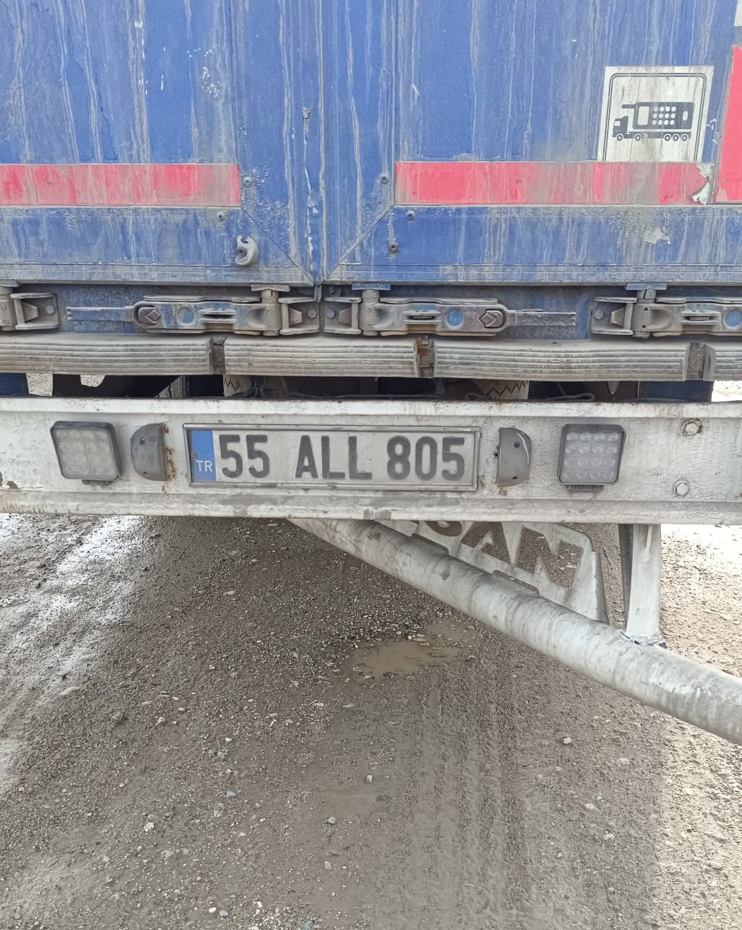otomobil-park-halindeki-tira-carpti-2-kisi-yaralandi-tir-soforu-kalp-krizi-gecirdi