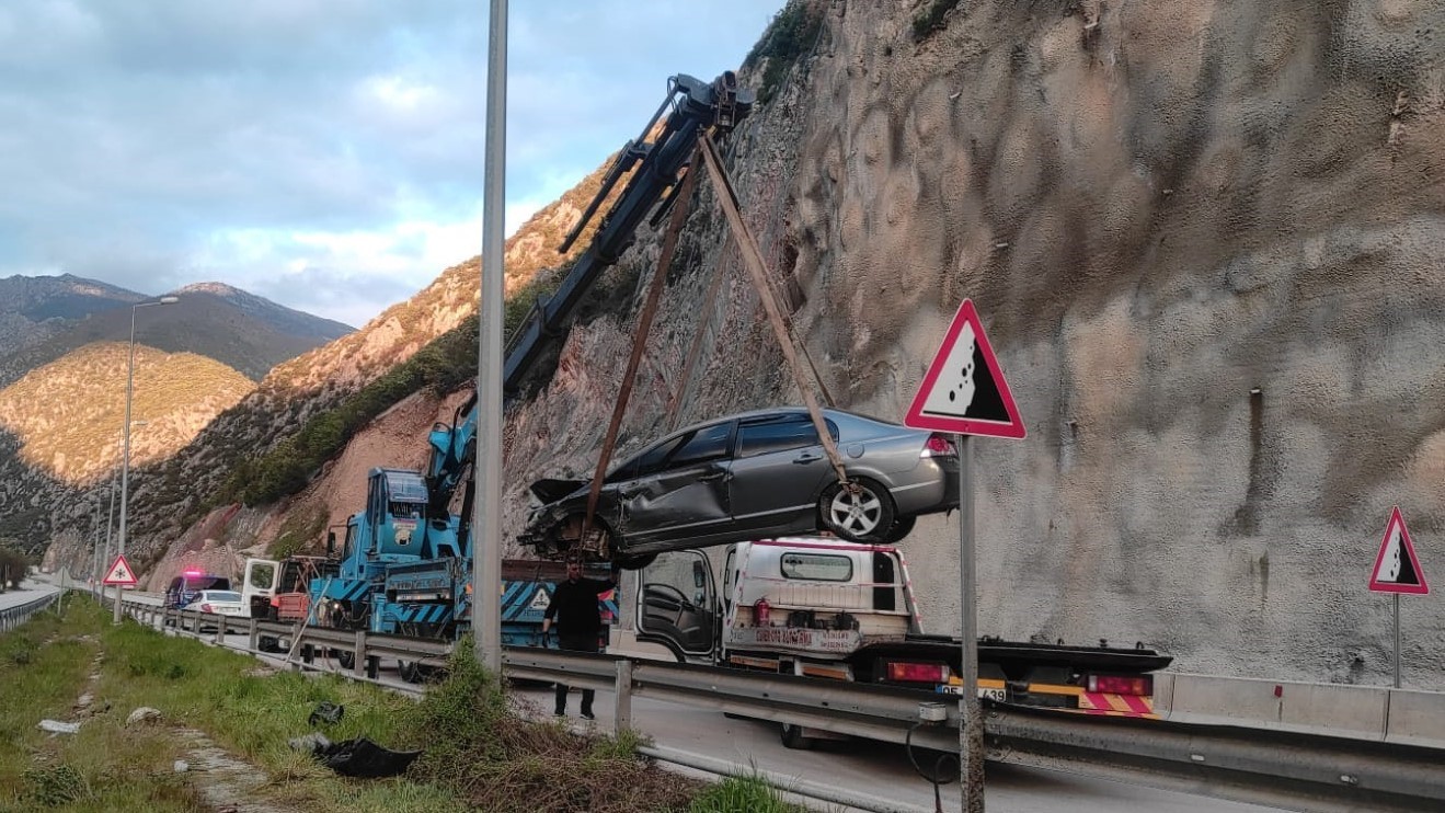 otomobil-tunel-cikisinda-bariyerlere-carpti-kaza-ani-kamerada