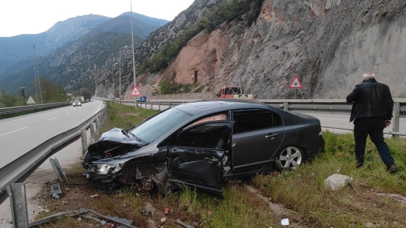 otomobil-tunel-cikisinda-bariyerlere-carpti-kaza-ani-kamerada