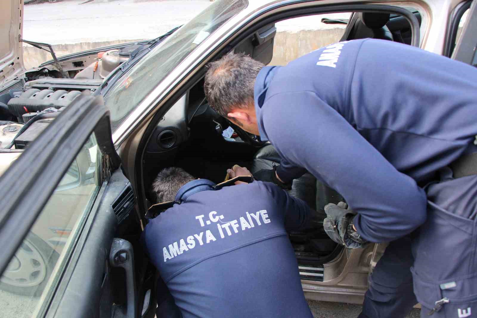 otomobilin-icine-giren-15-metrelik-yilani-itfaiye-erleri-yakaladi