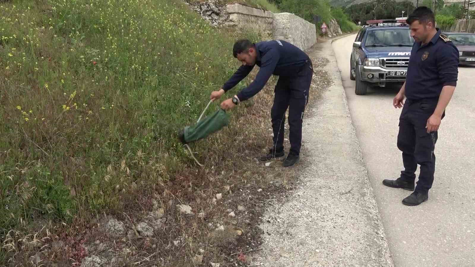 otomobilin-icine-giren-15-metrelik-yilani-itfaiye-erleri-yakaladi