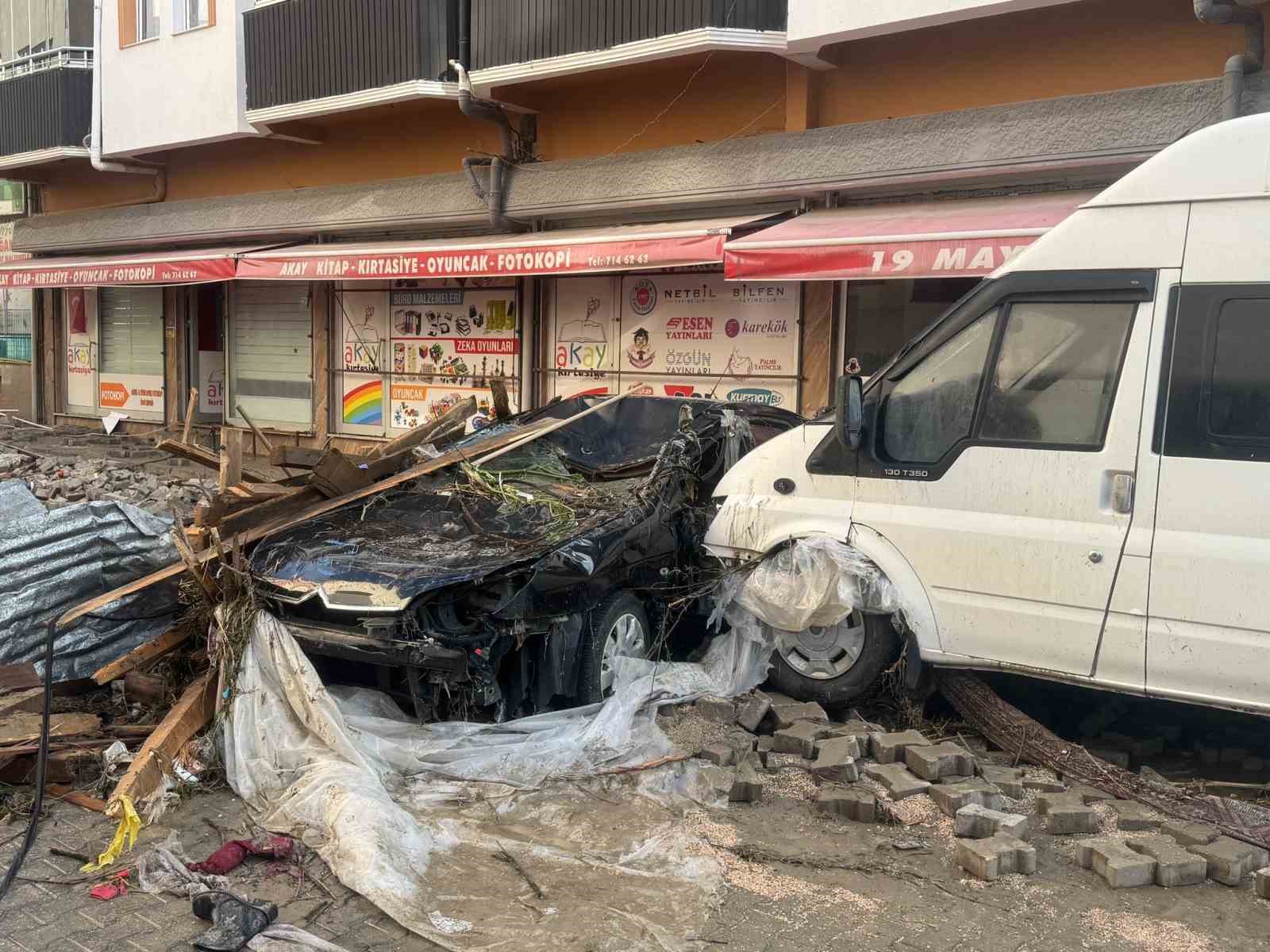 selin-vurdugu-havzada-yaralar-sariliyor-tum-ekipler-sahada