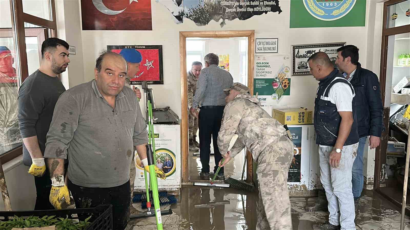 selin-vurdugu-havzada-yaralar-sariliyor-tum-ekipler-sahada
