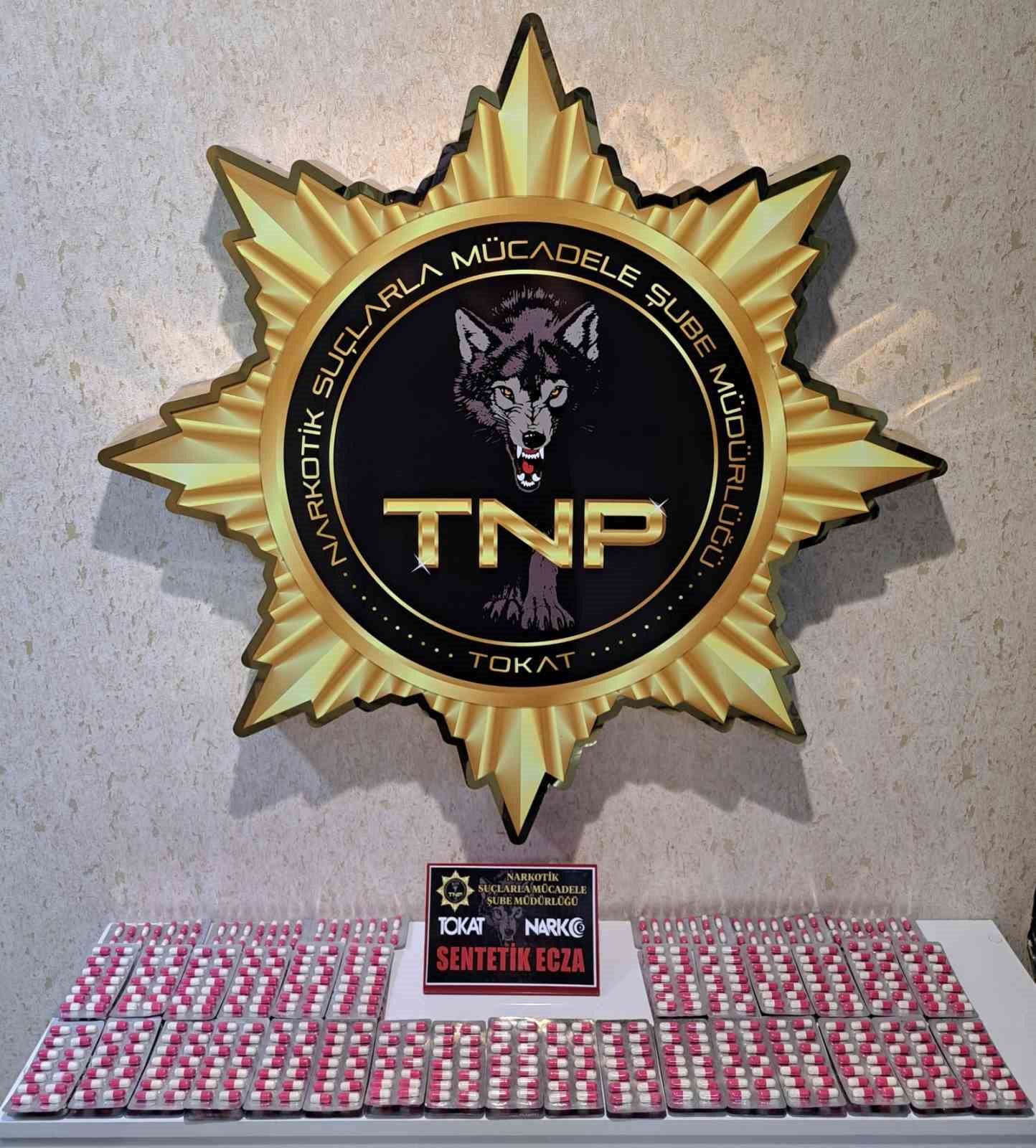 tokatta-936-adet-sentetik-uyusturucu-hapla-yakalanan-2-supheli-tutuklandi