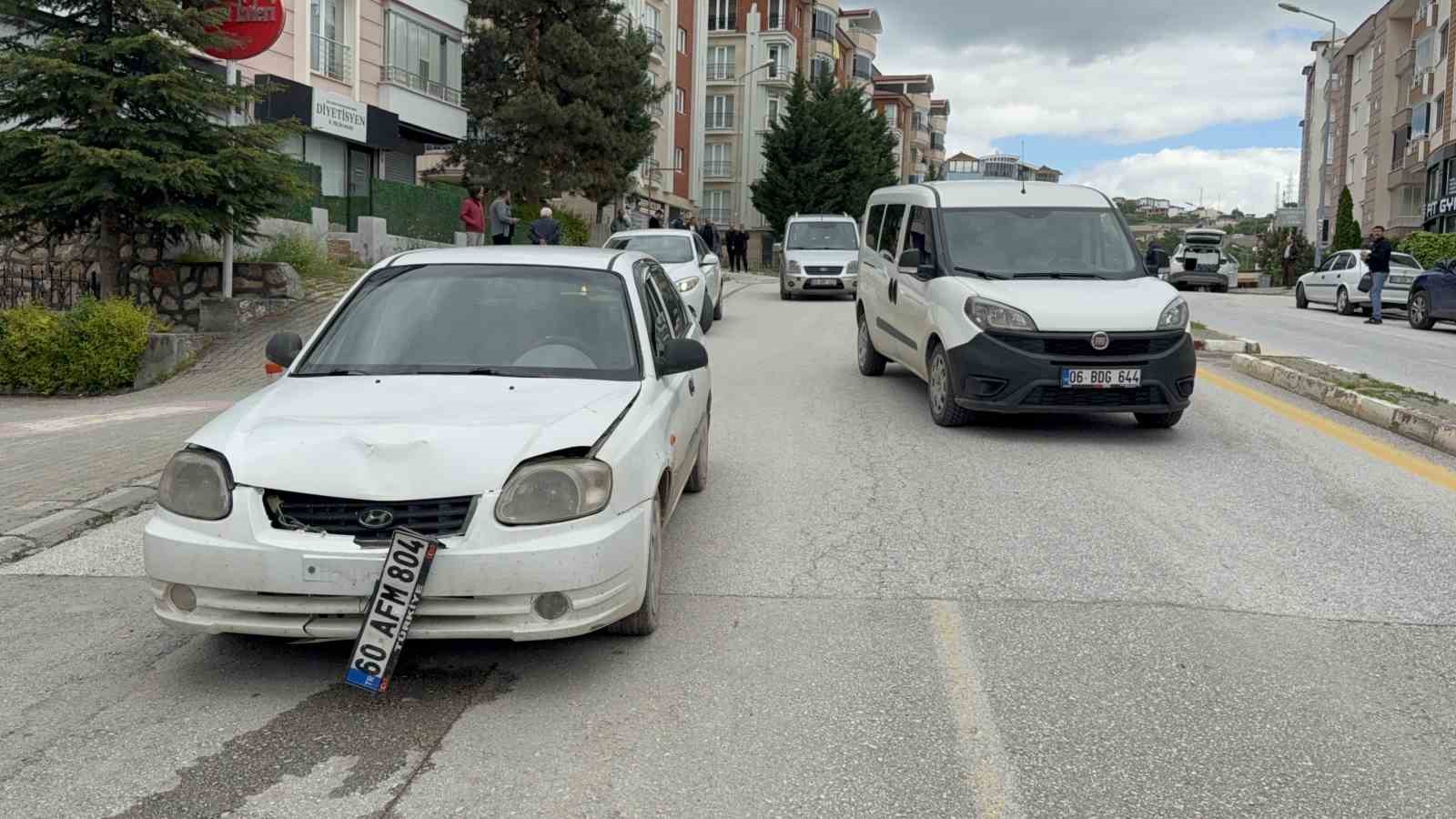 tokatta-yolun-karsisina-gecmek-isteyen-kadina-alkollu-surucu-carpti