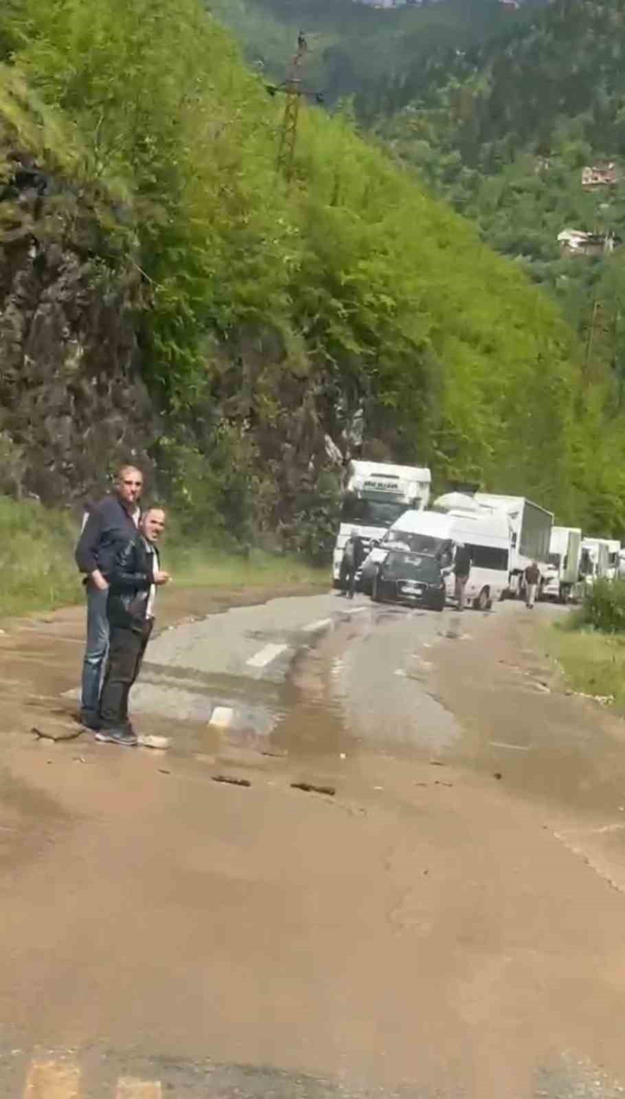 trabzon-bayburt-karayolunda-ulasima-sel-engeli