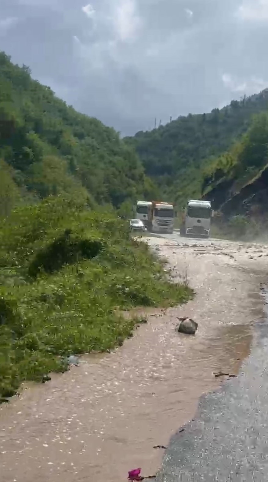 trabzon-bayburt-karayolunda-ulasima-sel-engeli