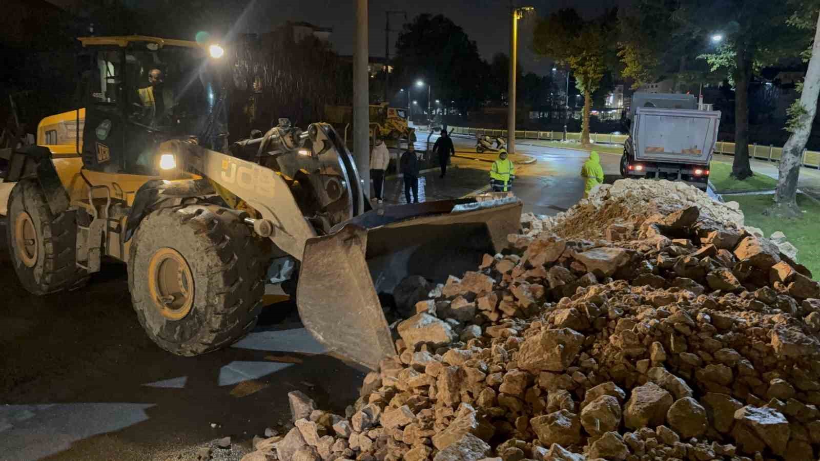 turhalda-taskin-riskine-karsi-bazi-cadde-ve-sokaklar-arac-trafigine-kapatildi