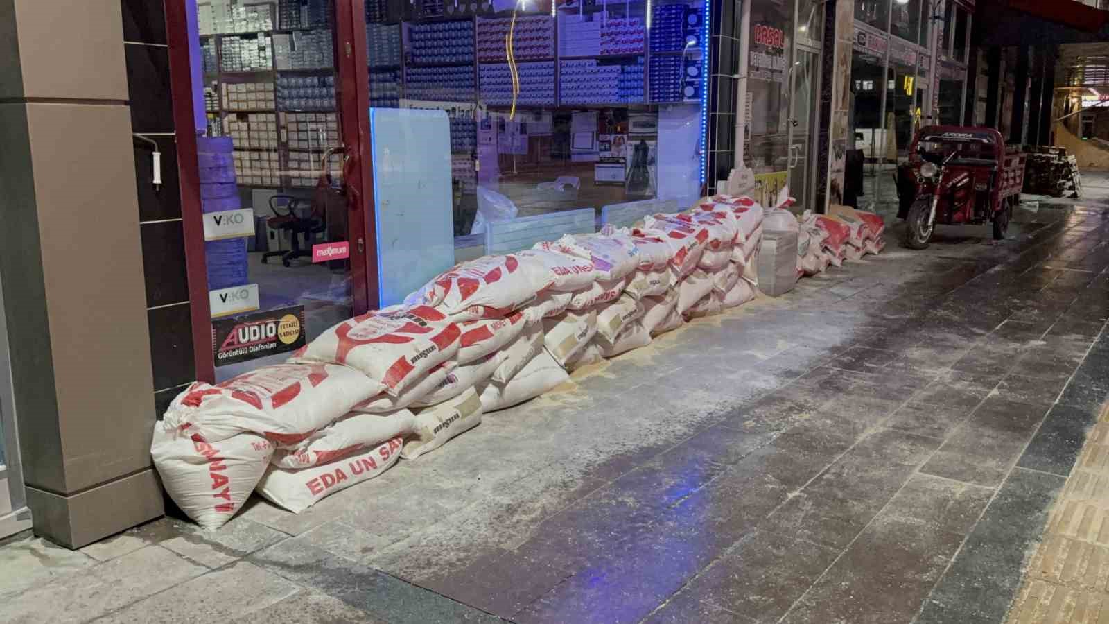 turhalda-taskin-riskine-karsi-bazi-cadde-ve-sokaklar-arac-trafigine-kapatildi
