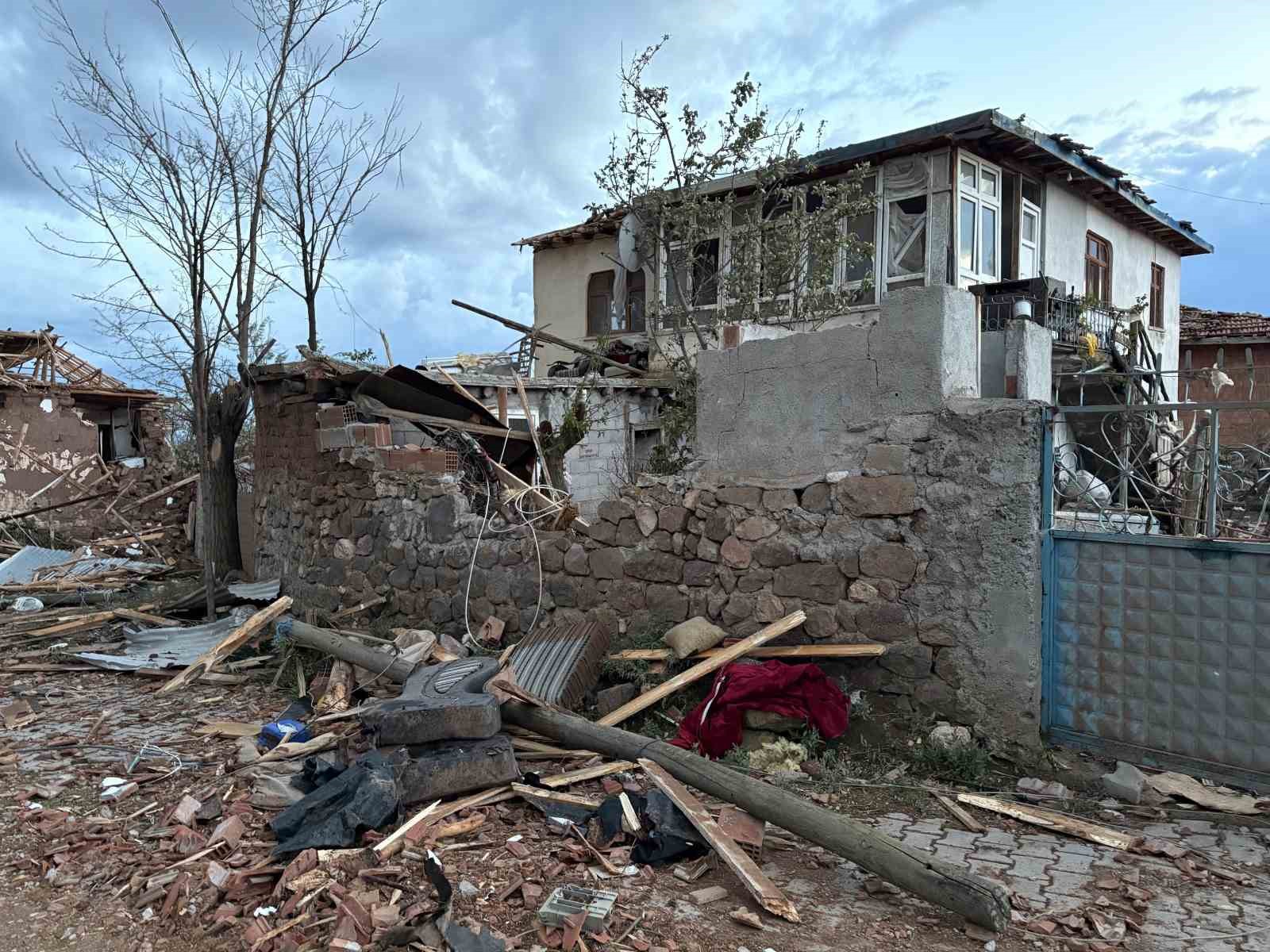 vali-calgan-oyaca-koyundeki-hasar-buyuk-koydeki-binalarin-yuzde-80i-oturulamayacak-durumda