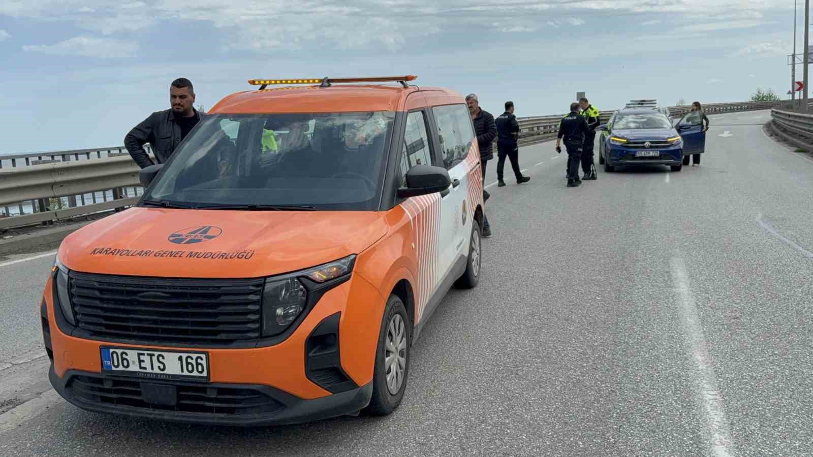 viyadukte-bayrak-sallayan-karayollari-calisanina-otomobil-carpti