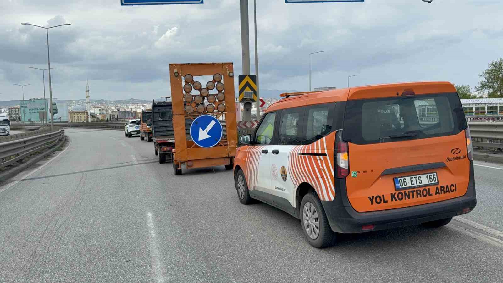 viyadukte-bayrak-sallayan-karayollari-calisanina-otomobil-carpti