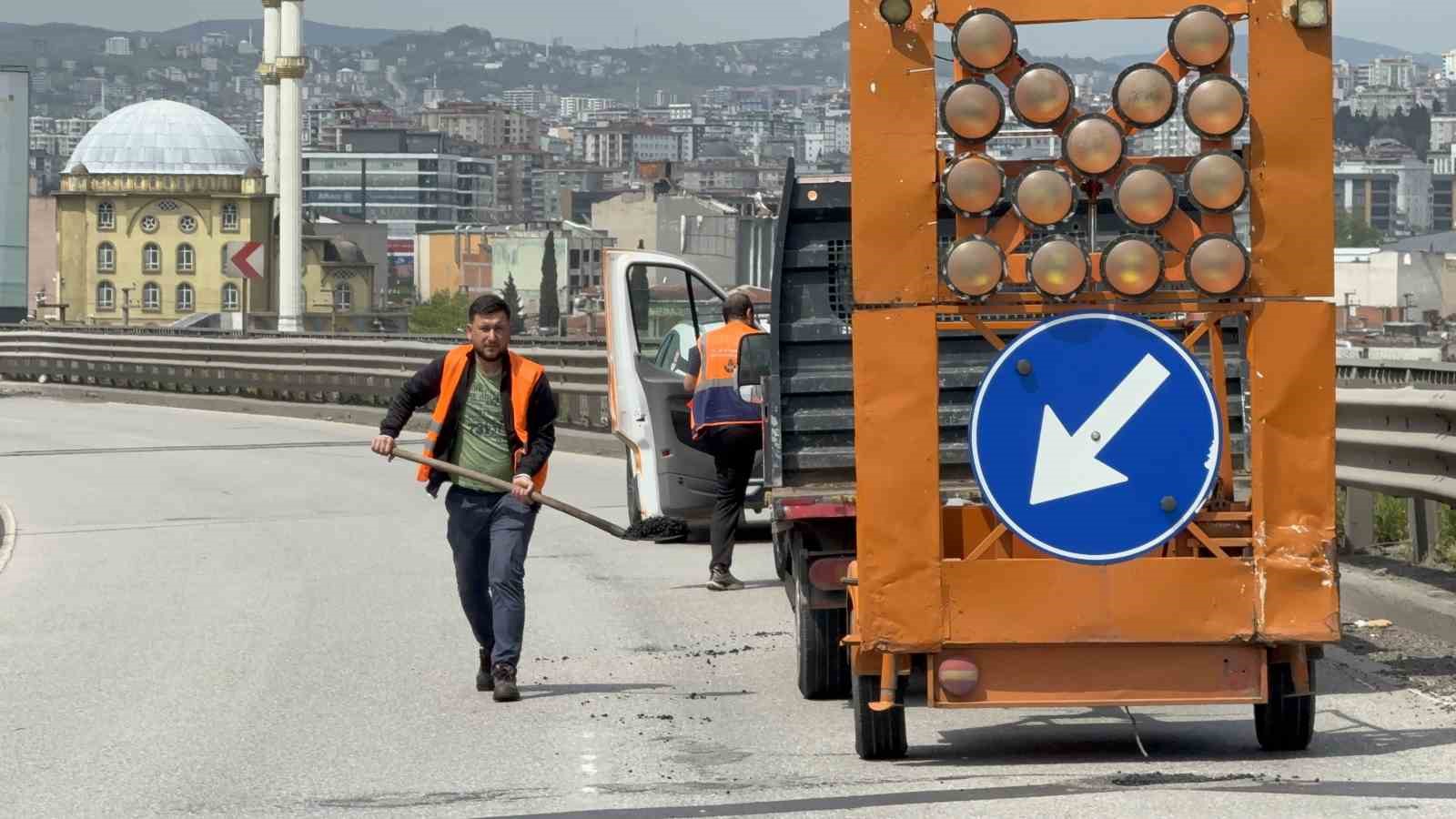 viyadukte-bayrak-sallayan-karayollari-calisanina-otomobil-carpti