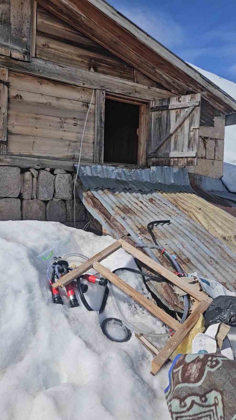 yayla-evlerini-kirdi-doktu-ormanda-dinlenirken-drone-kamerasina-yakalandi