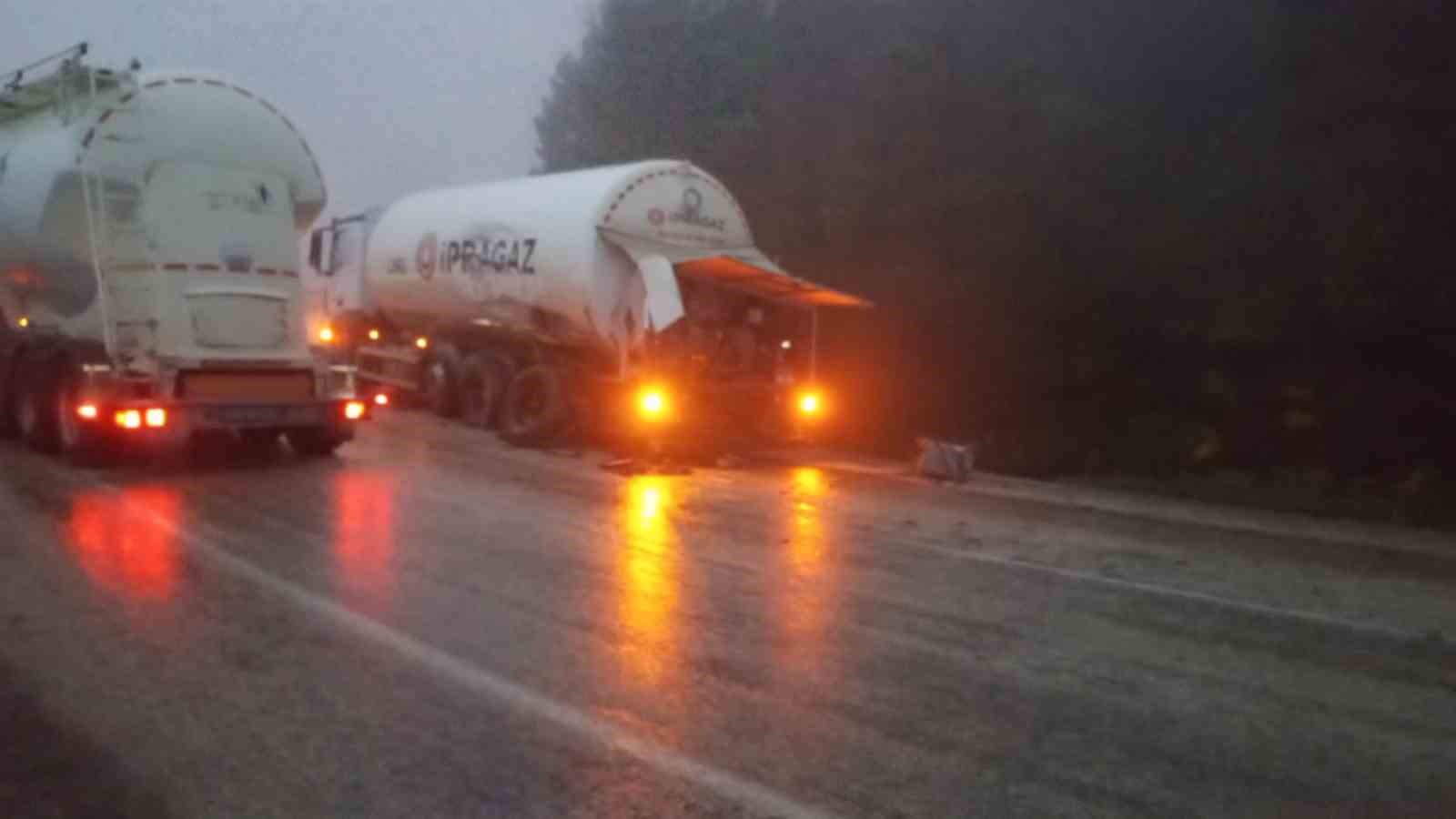 yolcu-midibusu-ile-yakit-yuklu-tir-carpisti-3-yarali