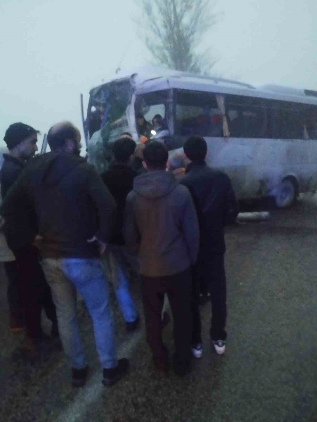 yolcu-midibusu-ile-yakit-yuklu-tir-carpisti-3-yarali