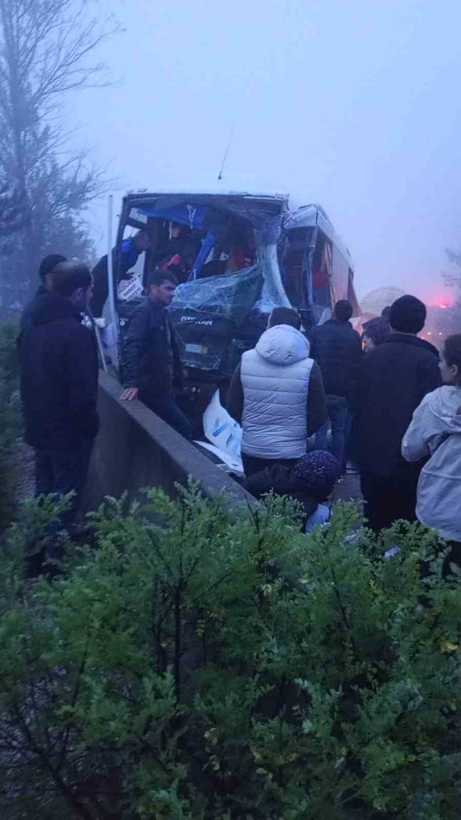yolcu-midibusu-ile-yakit-yuklu-tir-carpisti-3-yarali