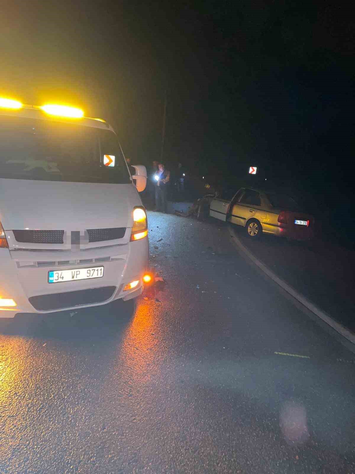 yolda-kalan-araci-almak-icin-giden-cekiciye-otomobil-carpti