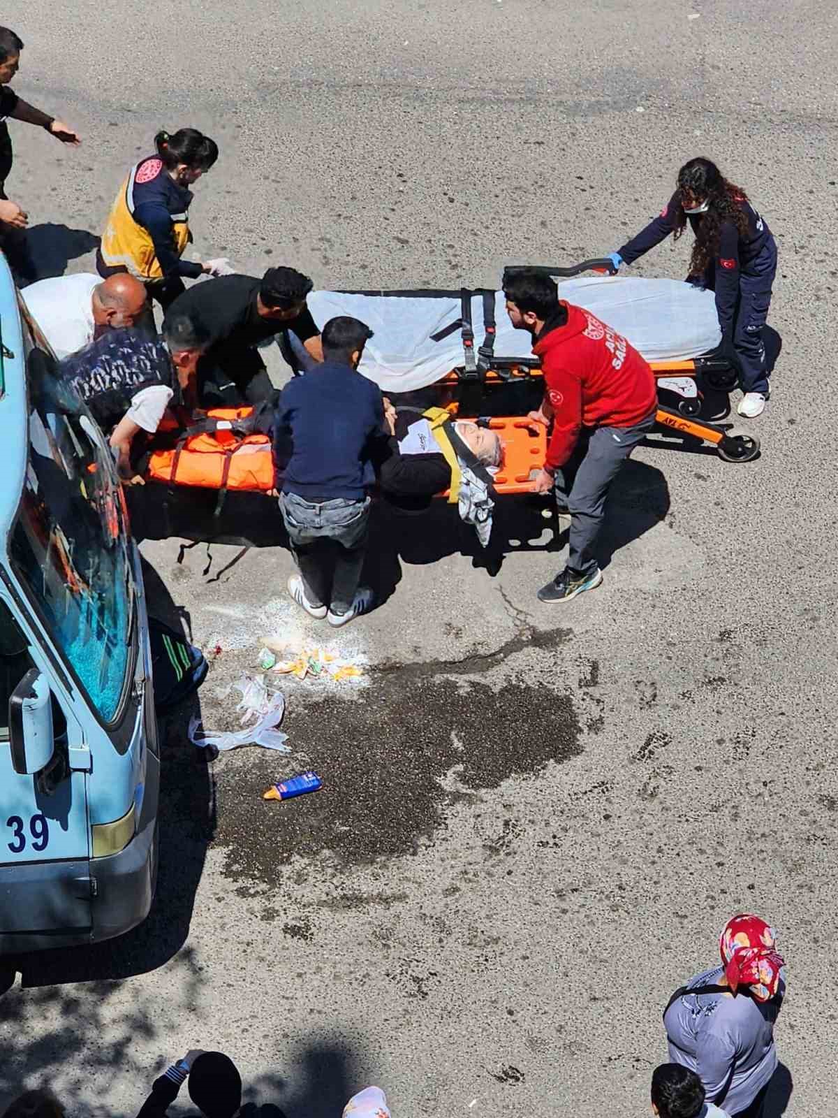 yolun-karsisina-gecmek-isteyen-kadin-minibusun-altinda-kaldi-vatandaslar-minibusu-iterek-altindaki-kadini-kurtardi