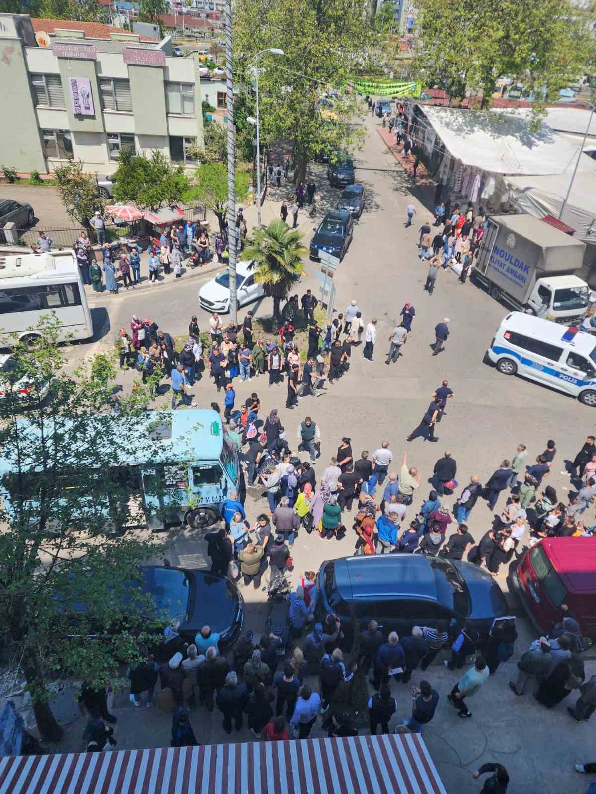 yolun-karsisina-gecmek-isteyen-kadin-minibusun-altinda-kaldi-vatandaslar-minibusu-iterek-altindaki-kadini-kurtardi