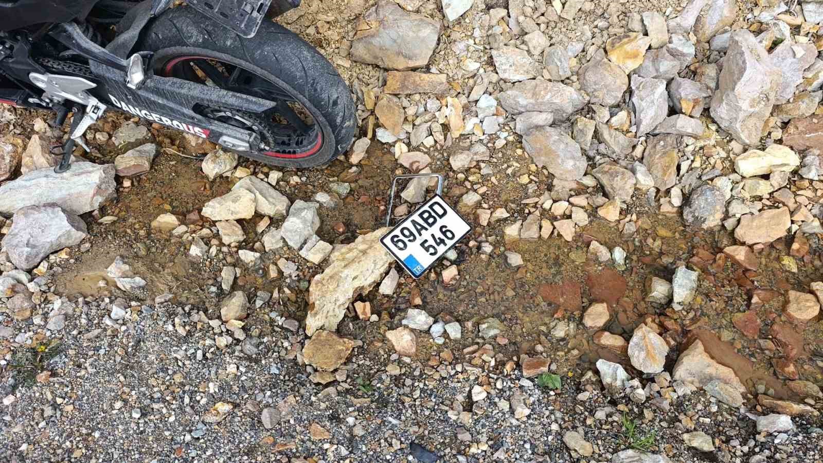 ziganada-feci-kaza-bariyerlere-carpan-motosikletten-savrulan-2-genc-ucuruma-dustu