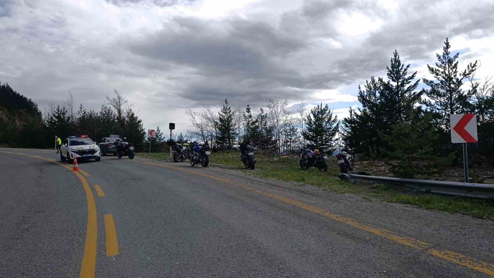 ziganada-feci-kaza-bariyerlere-carpan-motosikletten-savrulan-2-genc-ucuruma-dustu