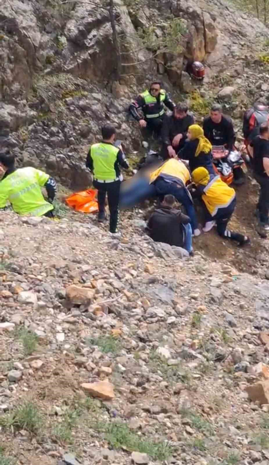 ziganada-feci-kaza-bariyerlere-carpan-motosikletten-savrulan-2-genc-ucuruma-dustu